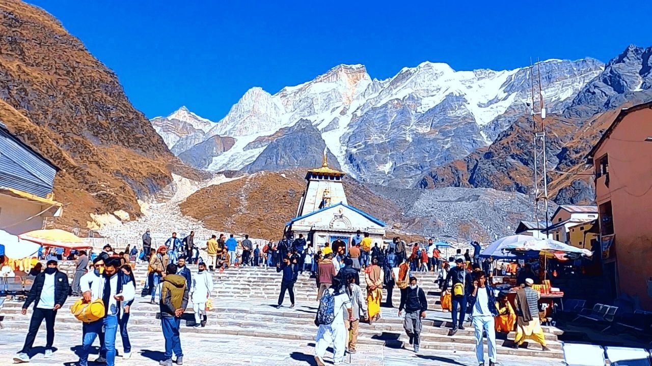 Group with saffron flags at Kedarnath